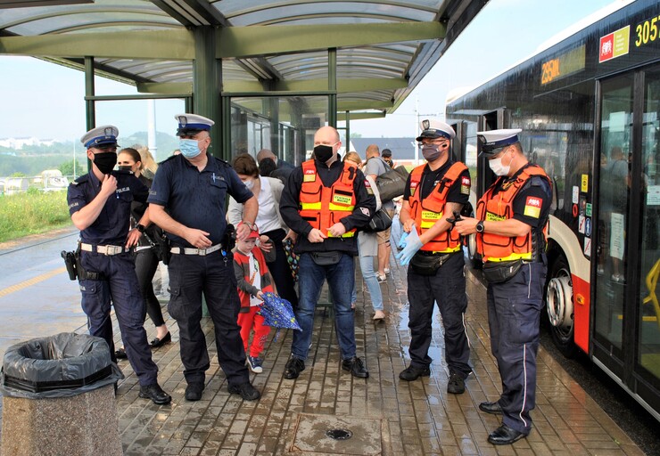 ZTM i Policja przypominają pasażerom: w autobusie, tramwaju zasłaniamy usta i nos! ...