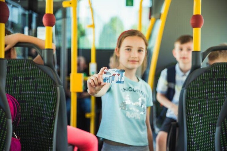 Przedłuż swojemu dziecku pakiet na bezpłatne przejazdy autobusami i tramwajami...