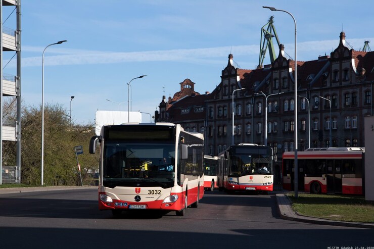 Szybciej, prościej, bez stania w korkach – buspas dla autobusów na ul. Smoluchowskiego...