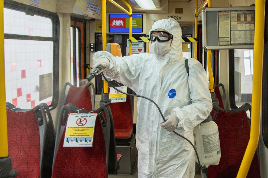 Sprzątanie i dezynfekcja wnętrza tramwaju. Fot. Dominik Paszliński